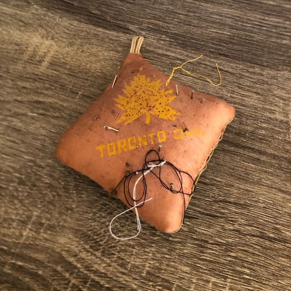 Vtg Toronto Souvenir Pin Cushion - Picture 2 of 12